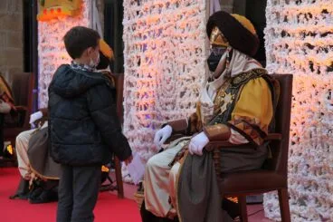 Los niños y niñas de Dénia entregan sus cartas a los Carteros Reales