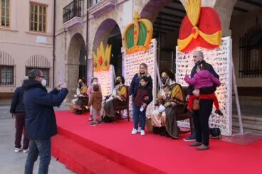 Los niños y niñas de Dénia entregan sus cartas a los Carteros Reales
