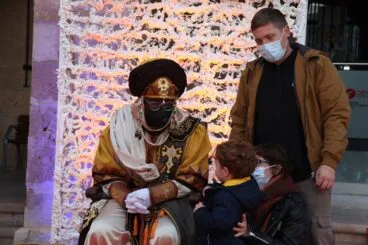 Los niños y niñas de Dénia entregan sus cartas a los Carteros Reales