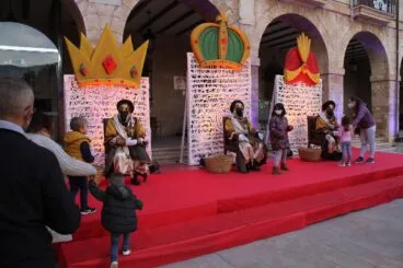 Los niños y niñas de Dénia entregan sus cartas a los Carteros Reales
