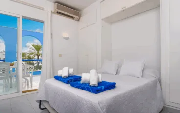 Luminoso dormitorio con acceso a la terraza – Estudio Els Molins de Aguila Rent a Villa