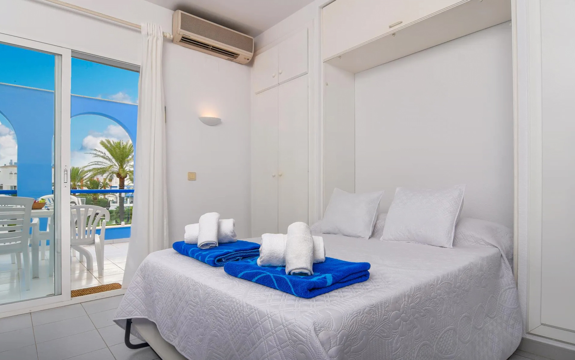 Luminoso dormitorio con acceso a la terraza – Estudio Els Molins de Aguila Rent a Villa