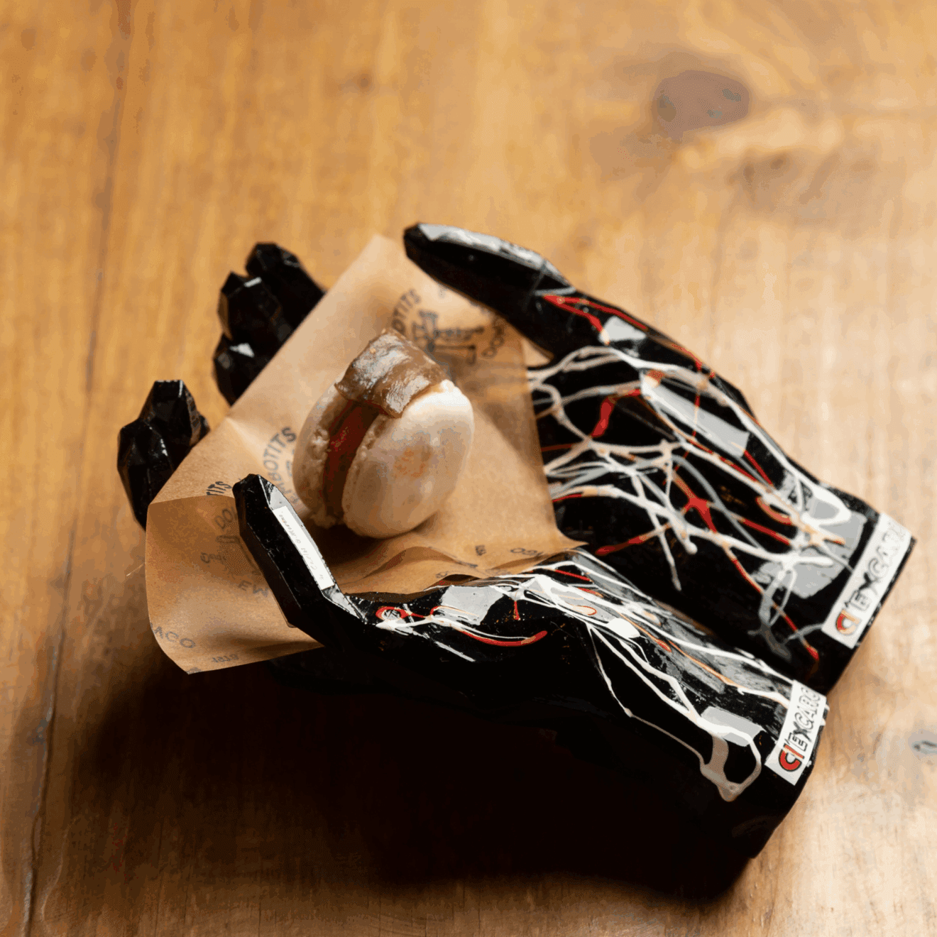 Macaron de sobrasada y anchoa en Dexcaro