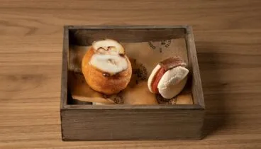 Macaron de sobrasada y anchoa y buñuelo de tomate y pulpo