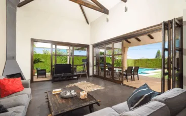 Moderno salón con chimenea abierto al jardín en Villa Daru dunya – Aguila Rent a Villa