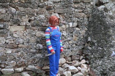 Monstruo esperando para dar un susto en el castillo