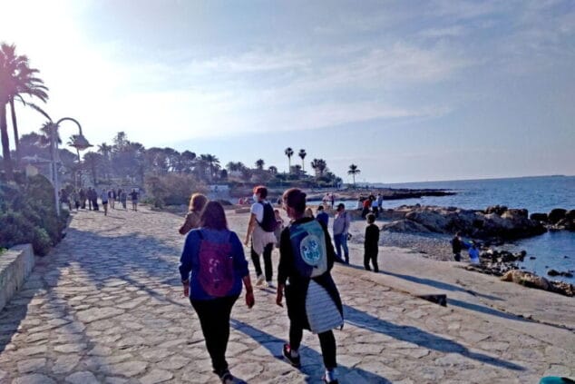 personas paseando por la playa de denia