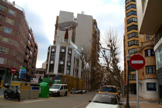 Así ha crecido Dénia, hacia arriba, en las últimas décadas 3 Imagen: Primer edificio de 13 alturas, el cual crea un enorme contraste con el nuevo hotel