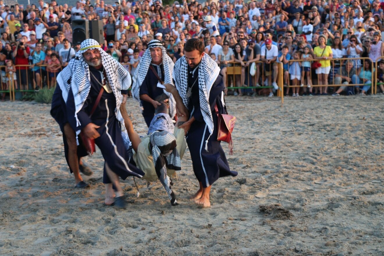 Retiran un cuerpo tras la batalla en el desembarco