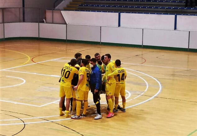 Imagen: Reunión del CFS Mar Dénia durante el partido