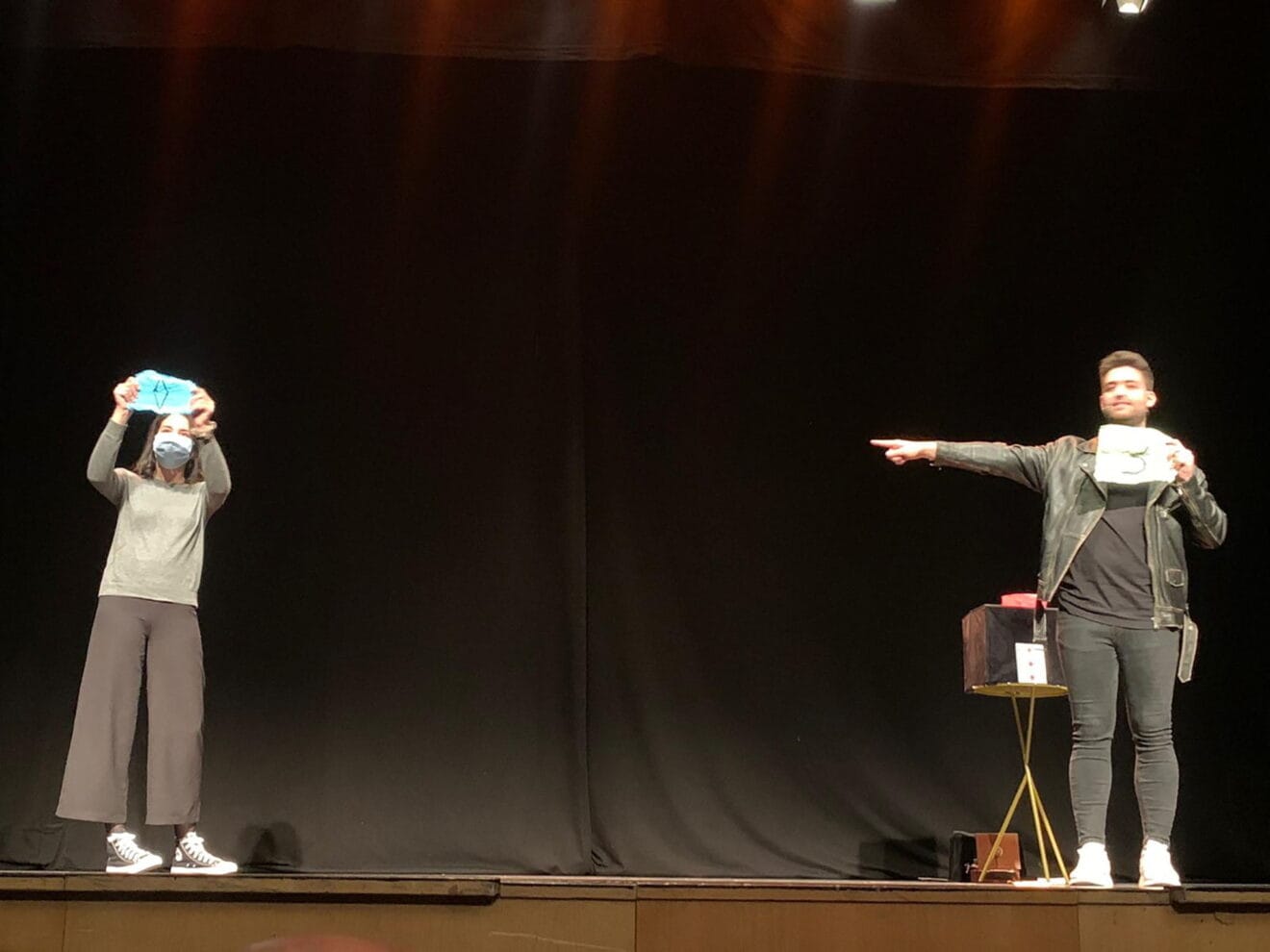 Santi Marcilla y una participante en el espectáculo de magia