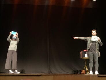 Santi Marcilla y una participante en el espectáculo de magia