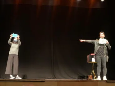 Santi Marcilla y una participante en el espectáculo de magia