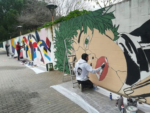 Imagen: Tardor trabajando en el mural durante el Día de la Infancia y la Adolescencia