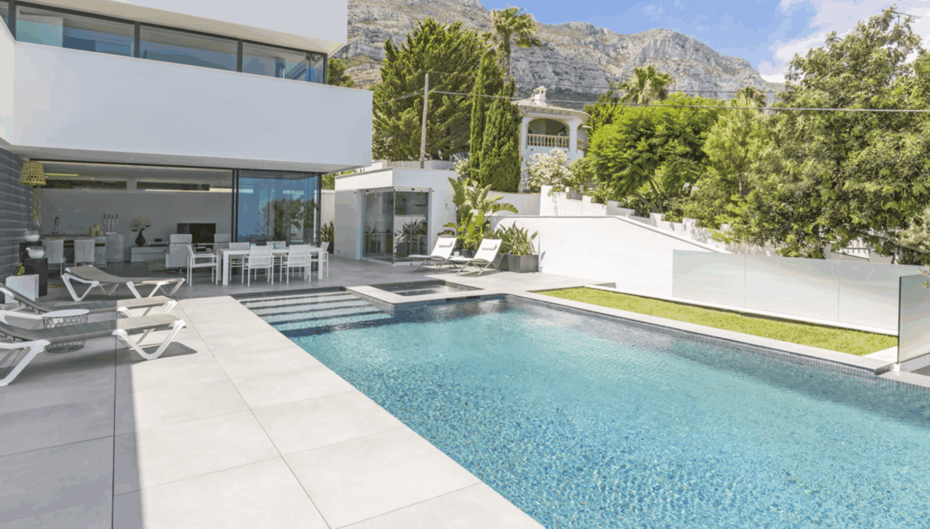 Terraza con piscina de W-Land House - QB arquitectos