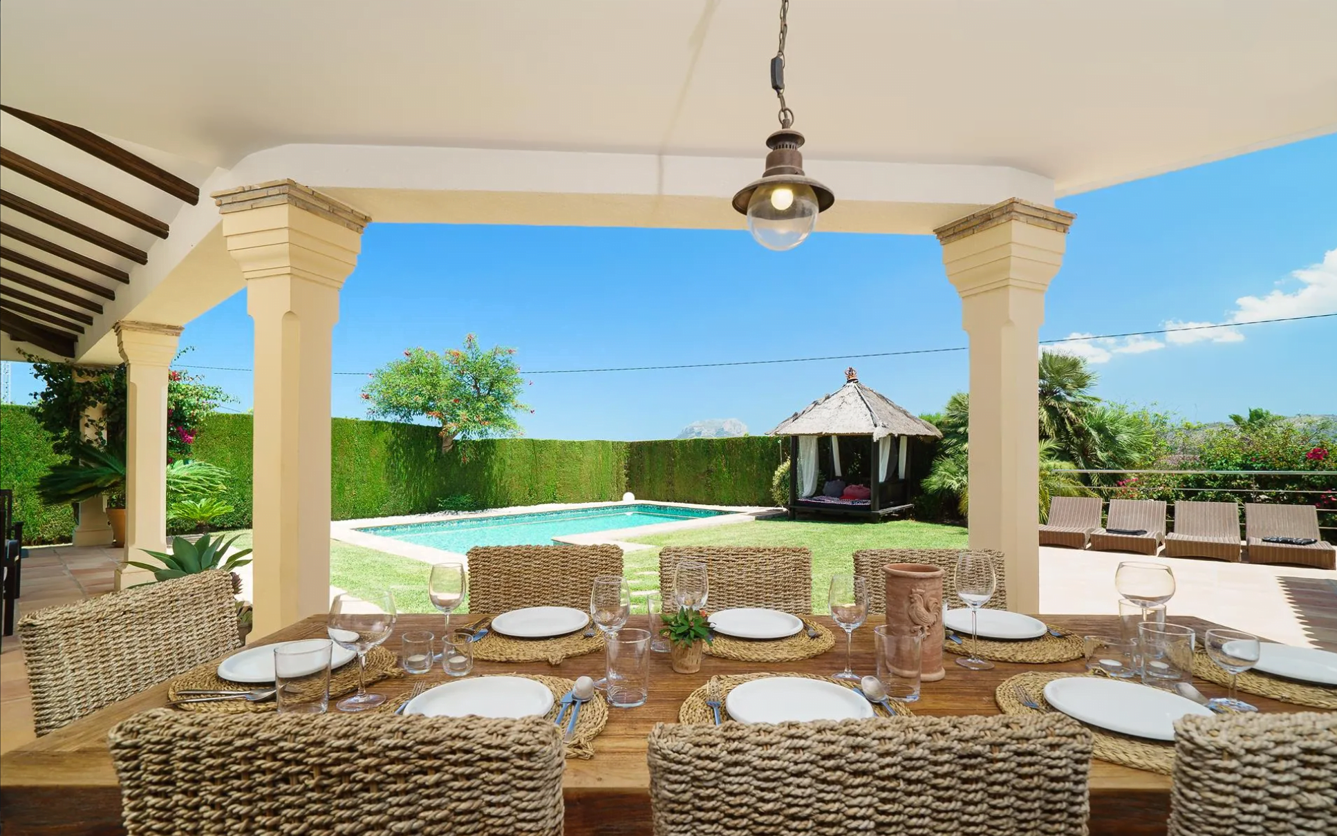Terraza cubierta con comedor exterior en la Villa Daru dunya – Aguila Rent a Villa