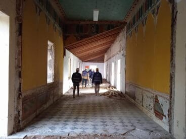 trabajadores comprobando el estado del edificio que albergara la futura facultad universitaria de denia