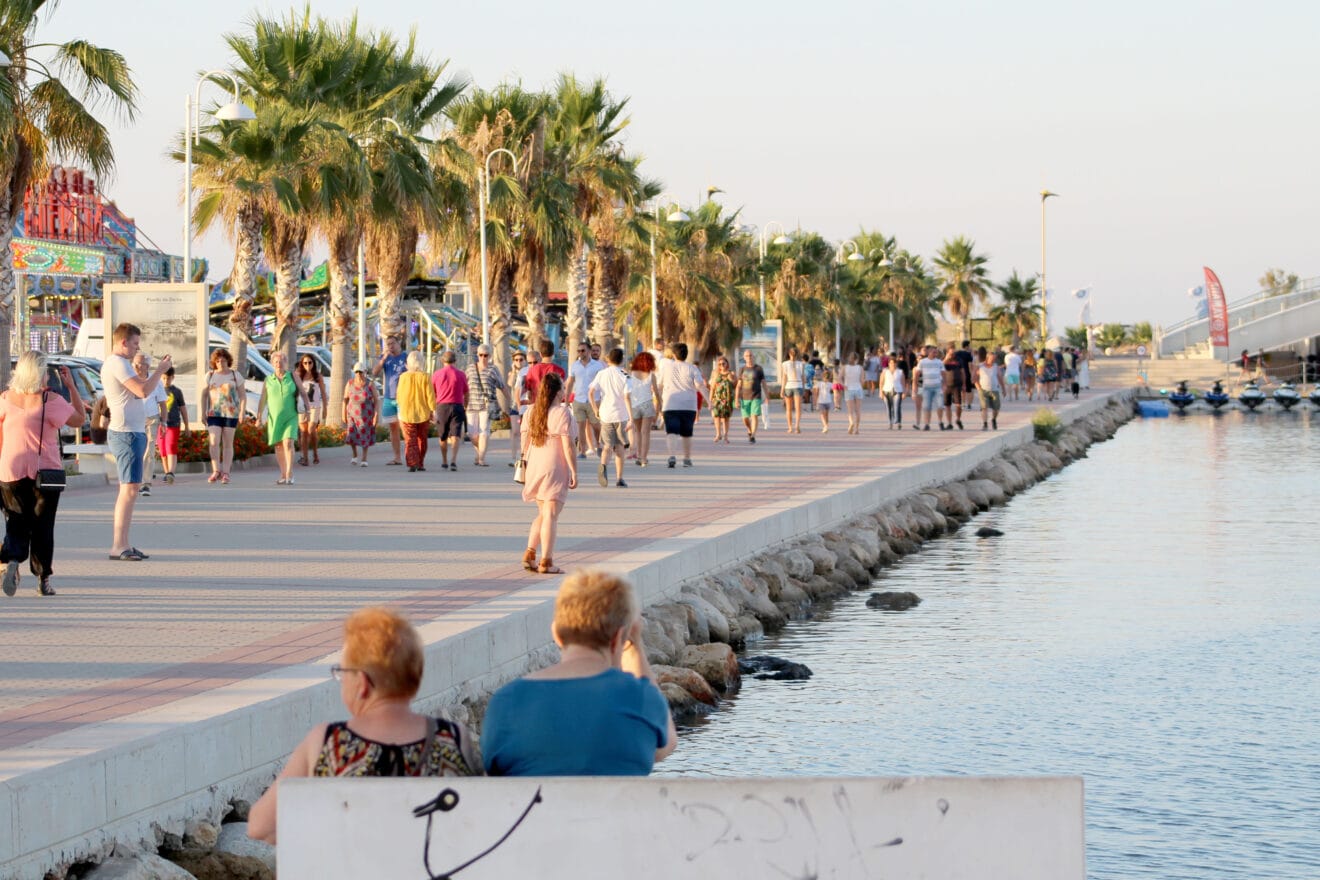 Turistas y visitantes paseando por Dénia