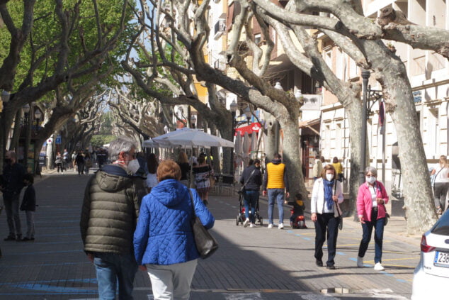 Image: Residents of Dénia walking in the sun in Marqués de Campo