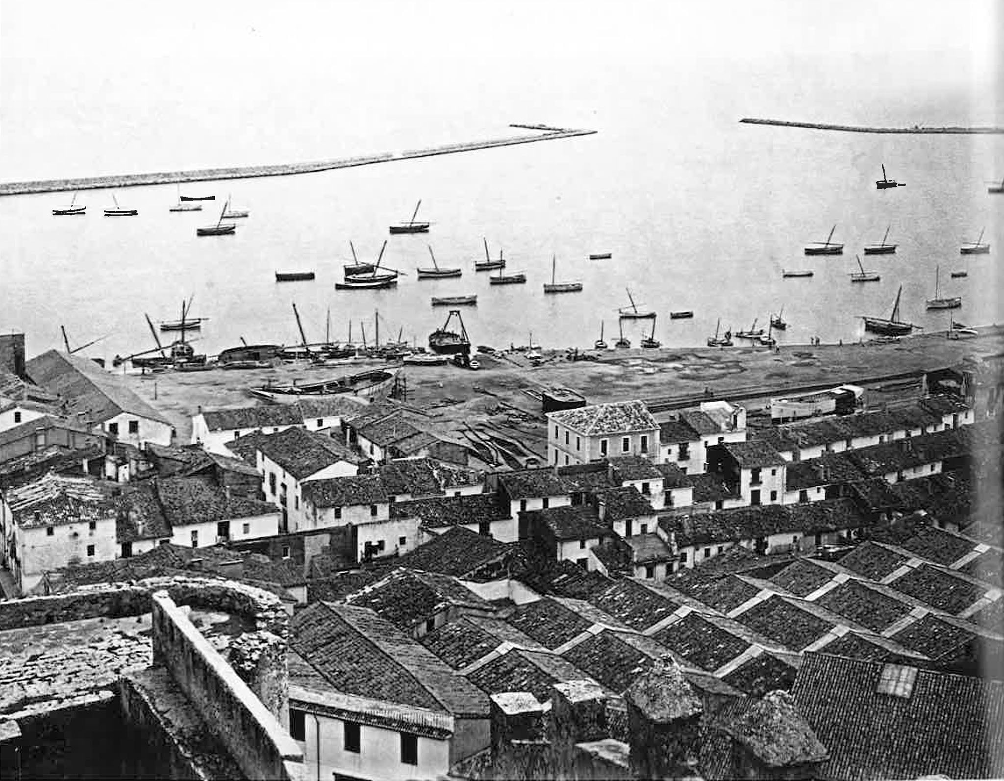 Vista del puerto de Dénia desde el castillo en 1918 | Colección Cardona-Far (Arxiu Municipal de Dénia)