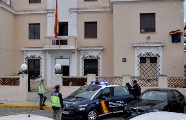 Imagen: Agentes en la comisaría de la Policía Nacional en Dénia