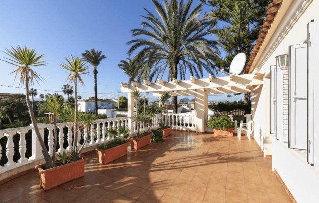 amplia terraza de la villa en denia disponible con quality rent a villa