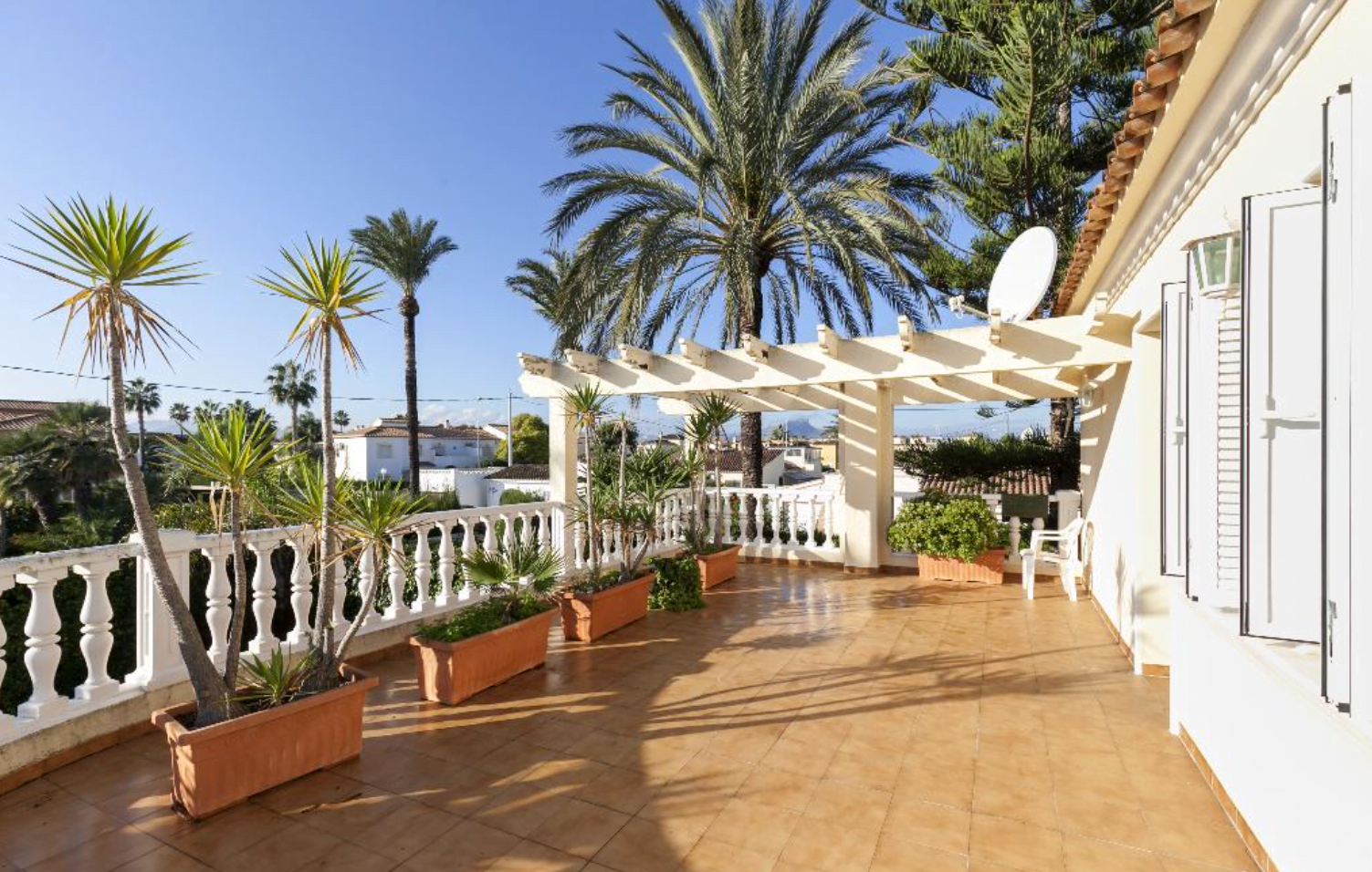 Amplia terraza de la villa en Dénia disponible con Quality Rent a Villa