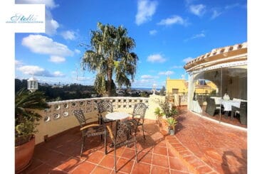 Amplia terraza luminosa de la villa en venta con Stella Inmo Consulting