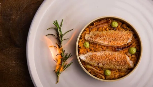 Descubre Aticcook de Bruno Ruiz: la perfecta combinación entre cocina y diseño en Dénia 5 arroz en lata de salmonetes y romero al horno