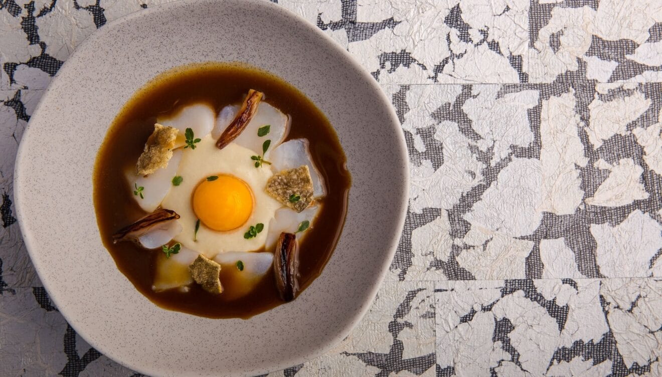 Bacalao en texturas, yema mantequilla y sopa de cebolla con miel
