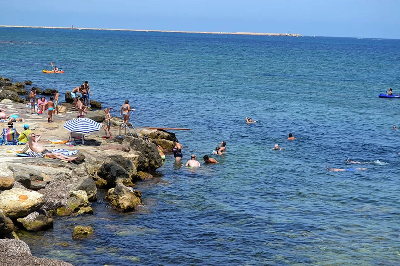 Bañistas en la playa del Trampolí