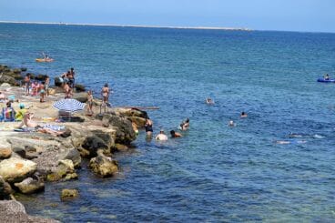 Bañistas en la playa del Trampolí