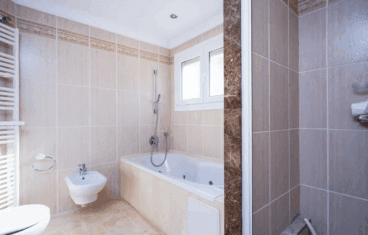 Baño equipado con bañera de Villa Hidalgo con Aguila Rent a Villa