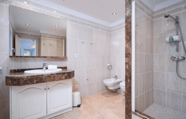 Baño equipado con ducha de la Villa Hidalgo, disponible con Aguila Rent a Villa