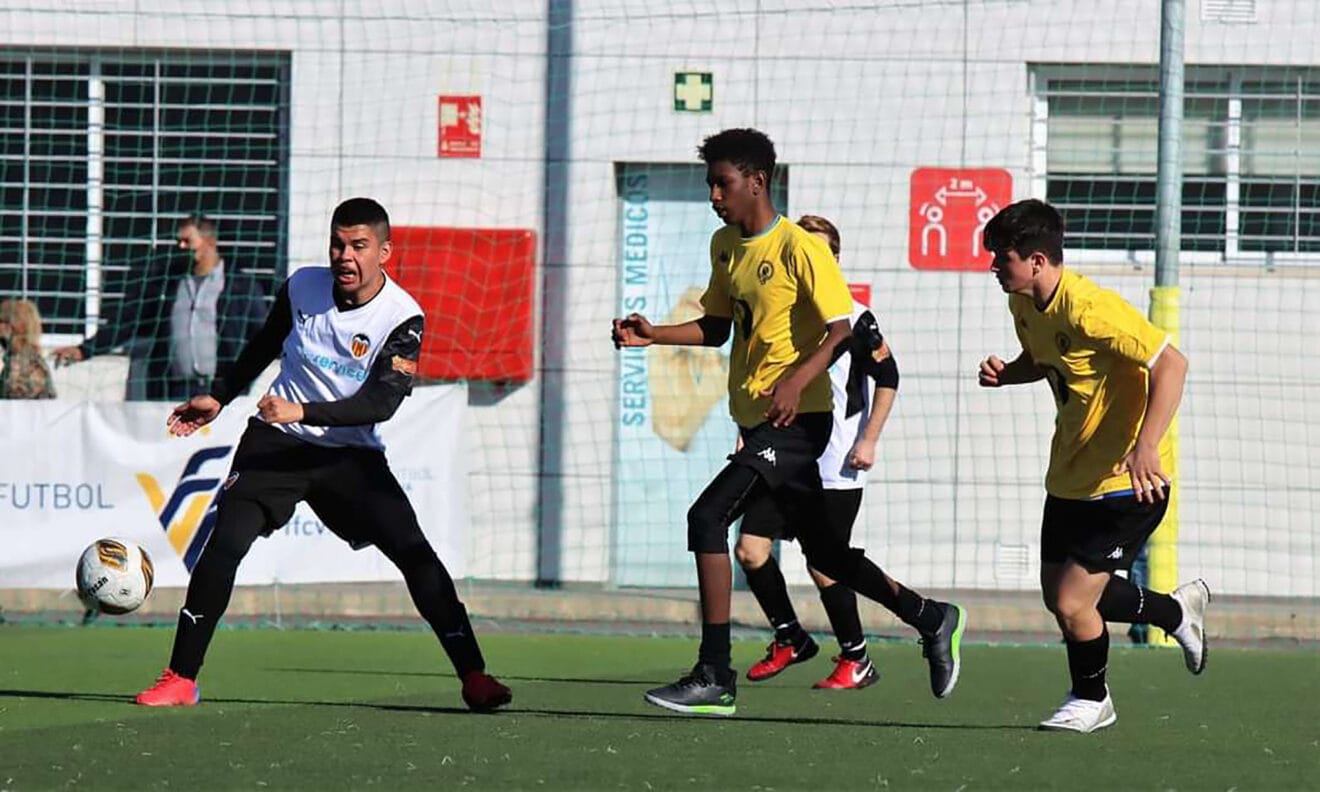 Brandon disputando la pelota durante un encuentro