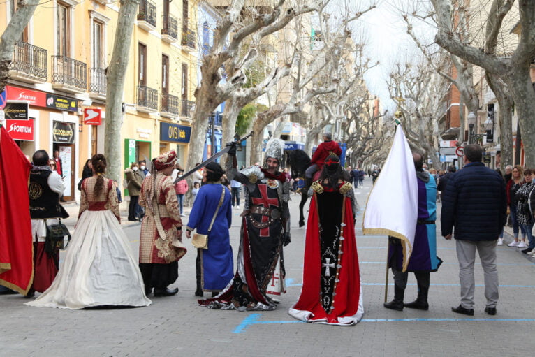 Capitanías durante el desfile de Mig Any de Dénia