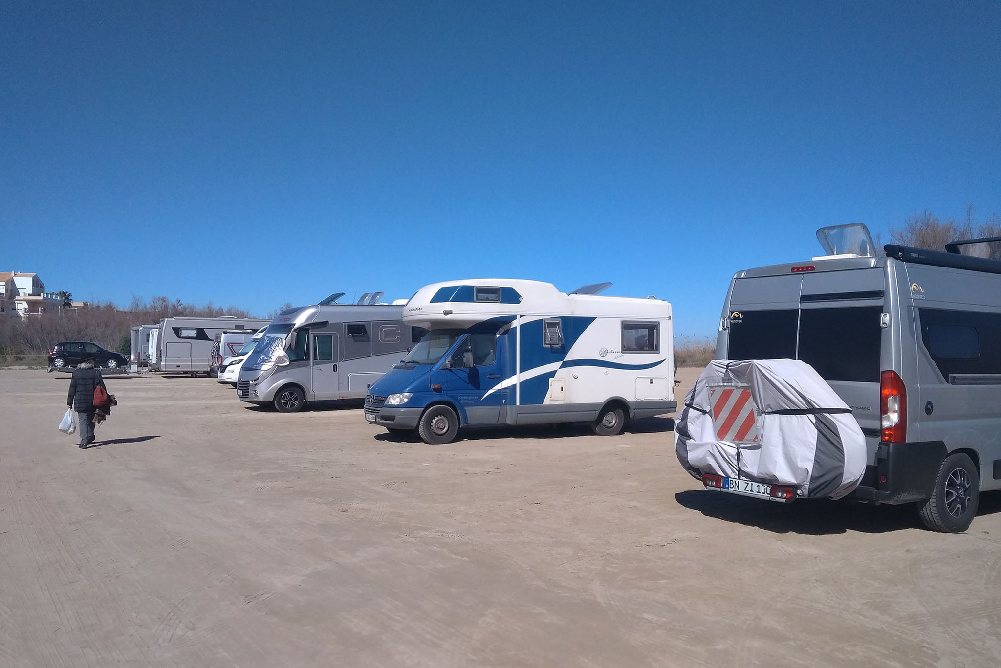 Caravanas en el parking de Punta del Raset 02