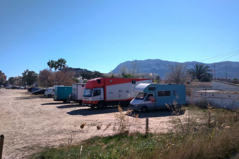 Caravans in the parking lot of Punta del Raset 06