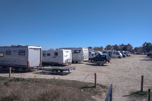 Imagen: Caravanas en el parking de Punta del Raset