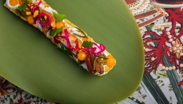 Descubre Aticcook de Bruno Ruiz: la perfecta combinación entre cocina y diseño en Dénia 4 coca de dacsa crujiente yogur melocoton encurtidos y papada frita