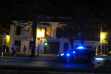coche de la policia durante la noche de denia