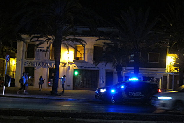 Imagen: Coche de la policía durante la noche de Dénia
