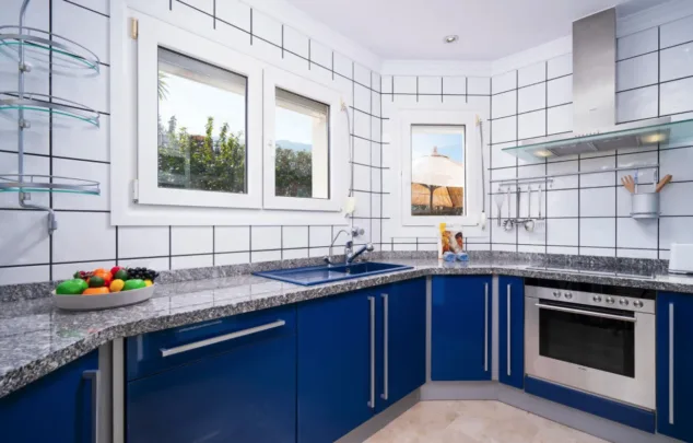 Vive tus mejores vacaciones en Dénia alojándote en esta fantástica villa 6 cocina de villa hidalgo totalmente equipada en tonos azules con aguila rent a villa