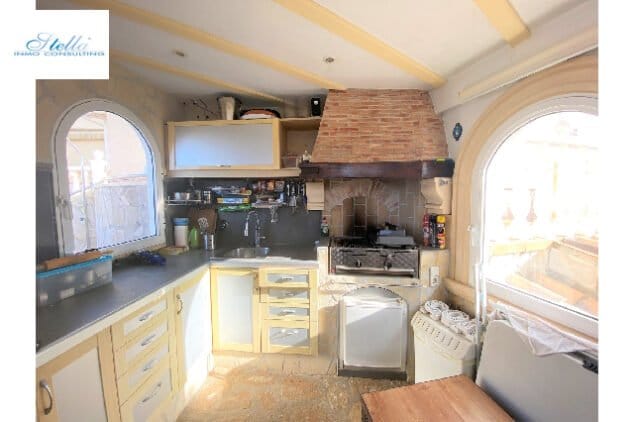Enamórate de esta preciosa villa en Dénia con espectaculares vistas al mar 5 cocina independiente de la villa en venta con stella inmo consulting