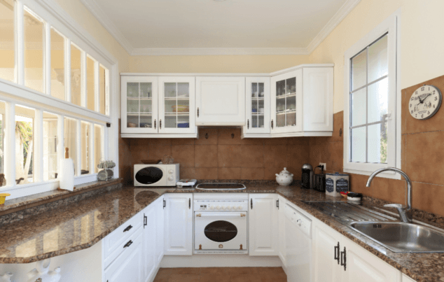 cocina totalmente equipada en la villa disponible con quality rent a villa