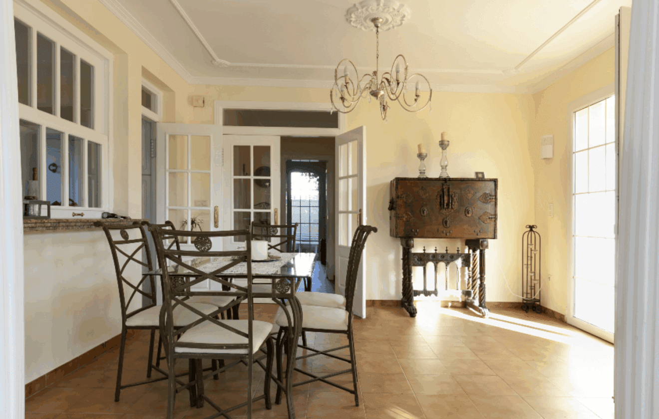 Comedor de la villa disponible para su alquiler en Quality Rent a Villa
