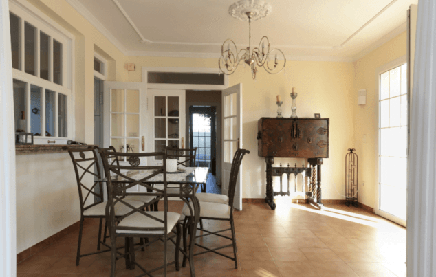comedor de la villa disponible para su alquiler en quality rent a villa