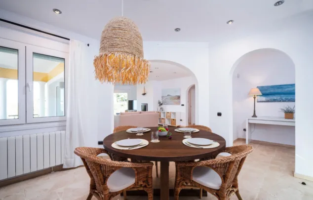Vive tus mejores vacaciones en Dénia alojándote en esta fantástica villa 5 comedor decorado estilo mediterraneo de villa hidalgo