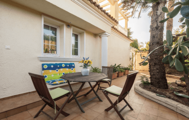 comedor exterior de casa flamenca con quality rent a villa