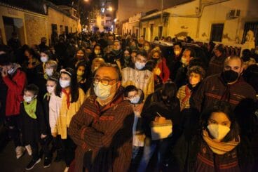 Concentración de falleros frente al casal de la Falla Saladar